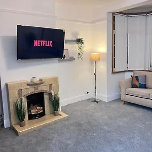 Spacious 3 Bed Flat - Nearby - No Pets Holiday home